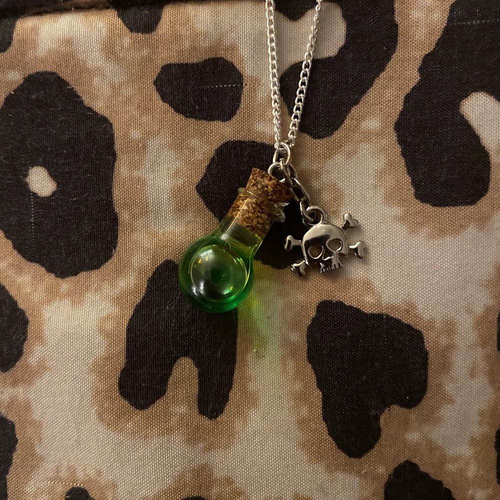 ❌️SOLD❌️Skull & Crossbones Poison Necklace.